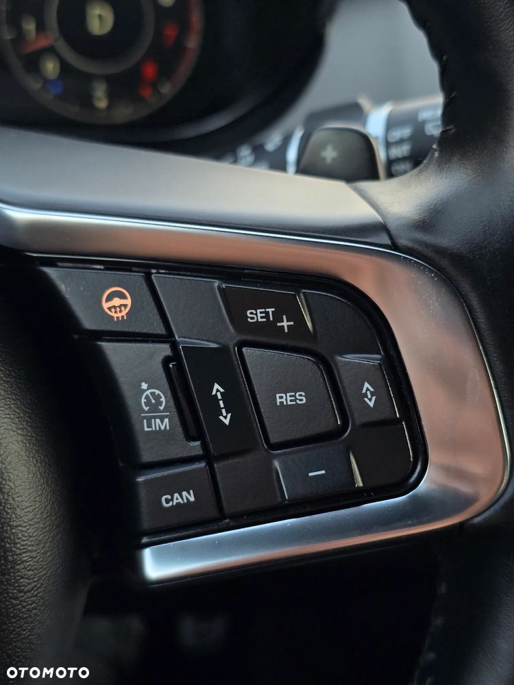 Jaguar E-Pace P200 AWD R-Dynamic - 32