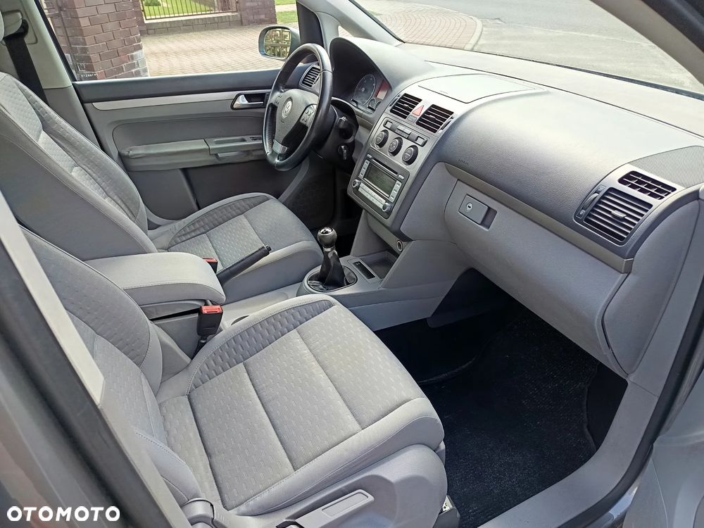 Volkswagen Touran - 12