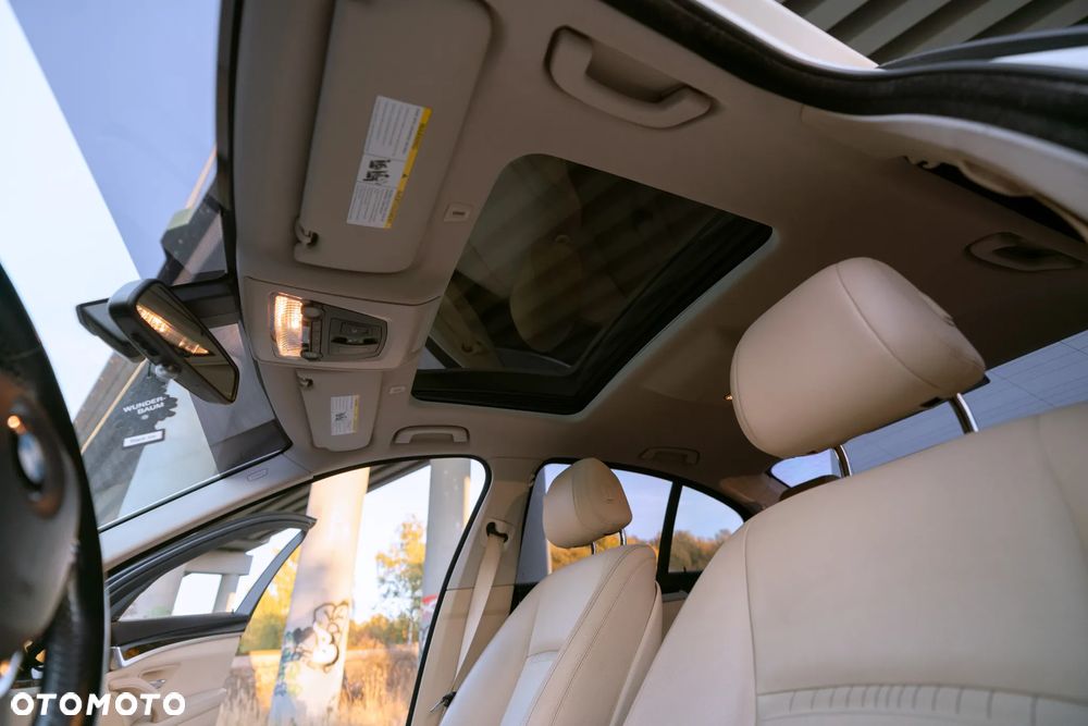 BMW Seria 5 528i xDrive Luxury Line - 28