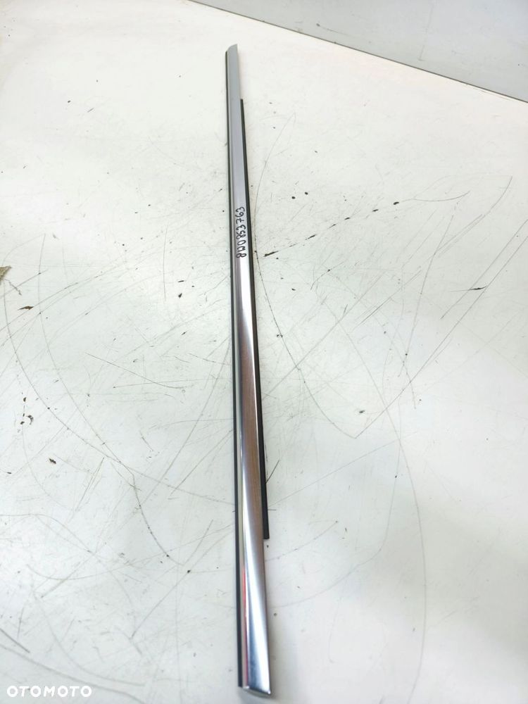 LISTWA ZGARNIAJĄCA SZYBĘ DRZWI LEWY TYŁ CHROM AUDI A4 B9 8W0853763 - 1