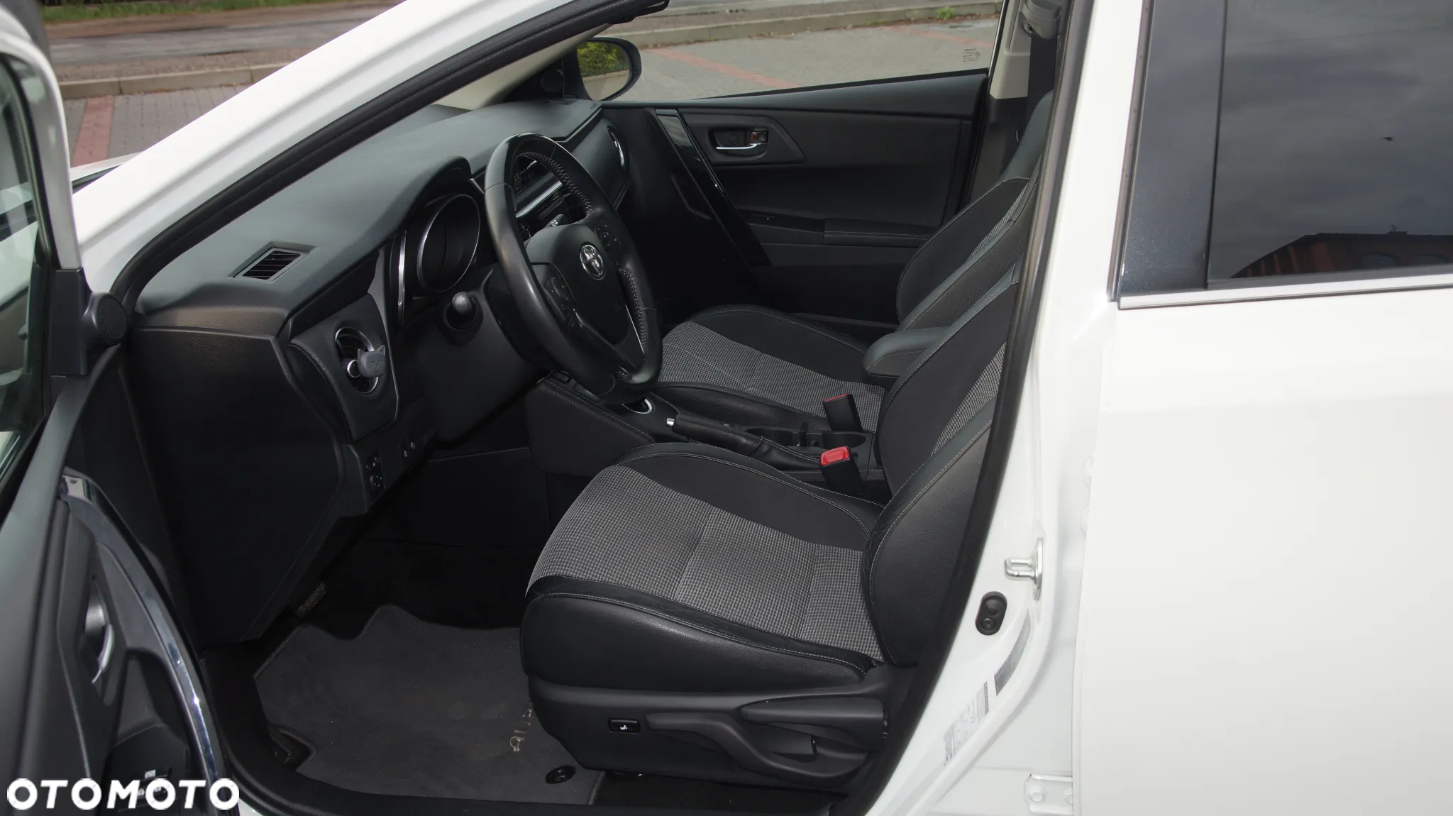 Toyota Auris Hybrid 135 Prestige - 8