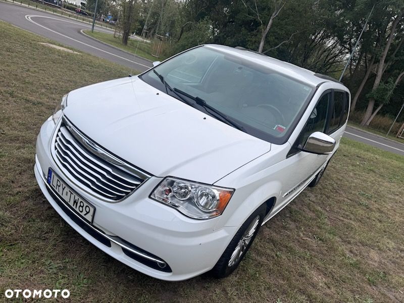 Chrysler Town & Country 3.6 Limited - 19