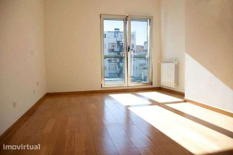 Excelente apartamento T2 junto do Largo D. Estefânia - Grande imagem: 3/12