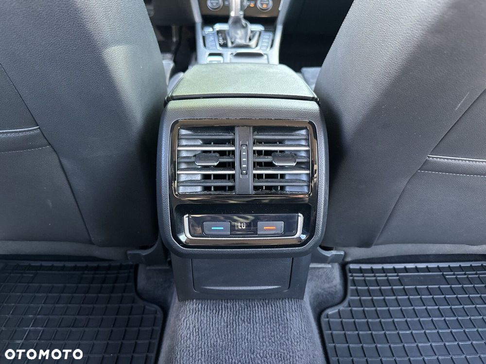 Volkswagen Passat - 37