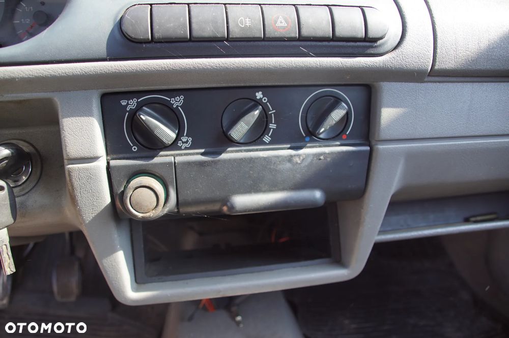 Auto na części - Skoda Felicia Pickup 1.9 D 64 KM AEF 002300041R 1998R Silnik Skrzynia Drzwi Szyba Maska Lampa Lusterko Deska Kokpit Sterownik Moduł Czujnik Fotel Licznik Kierownica - 12