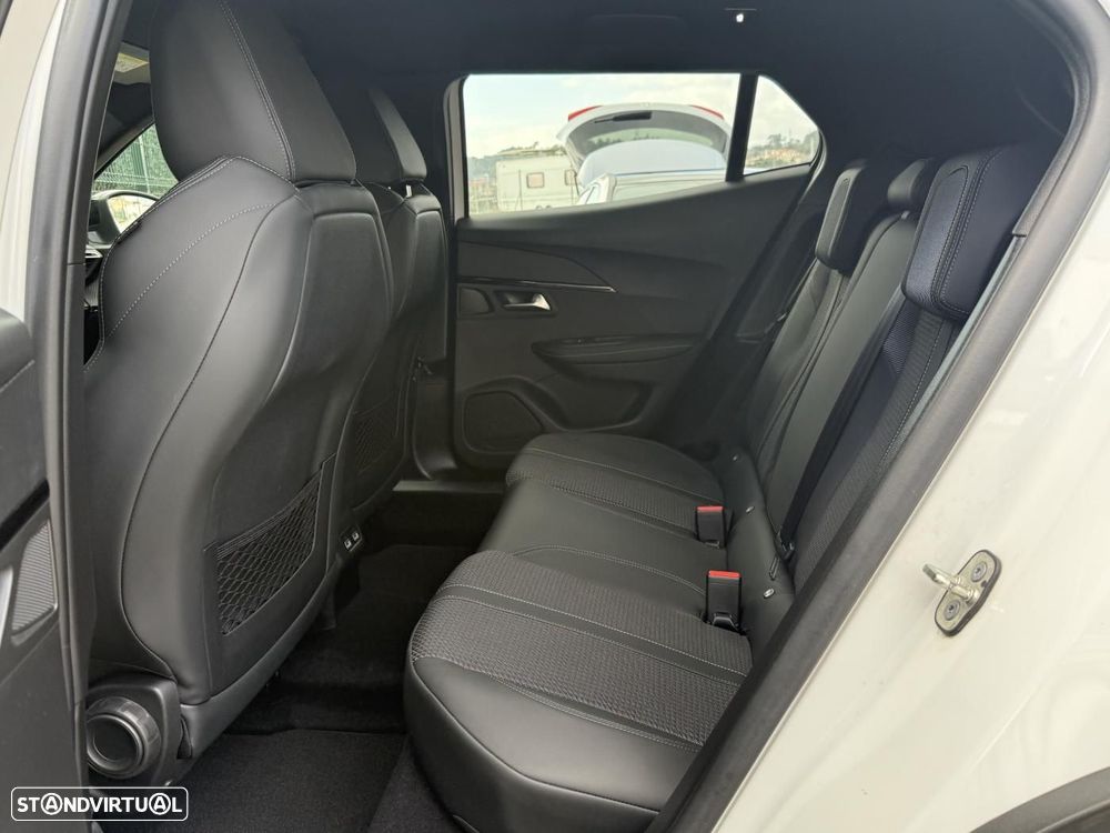 Peugeot 2008 1.2 PureTech GT EAT8 - 38