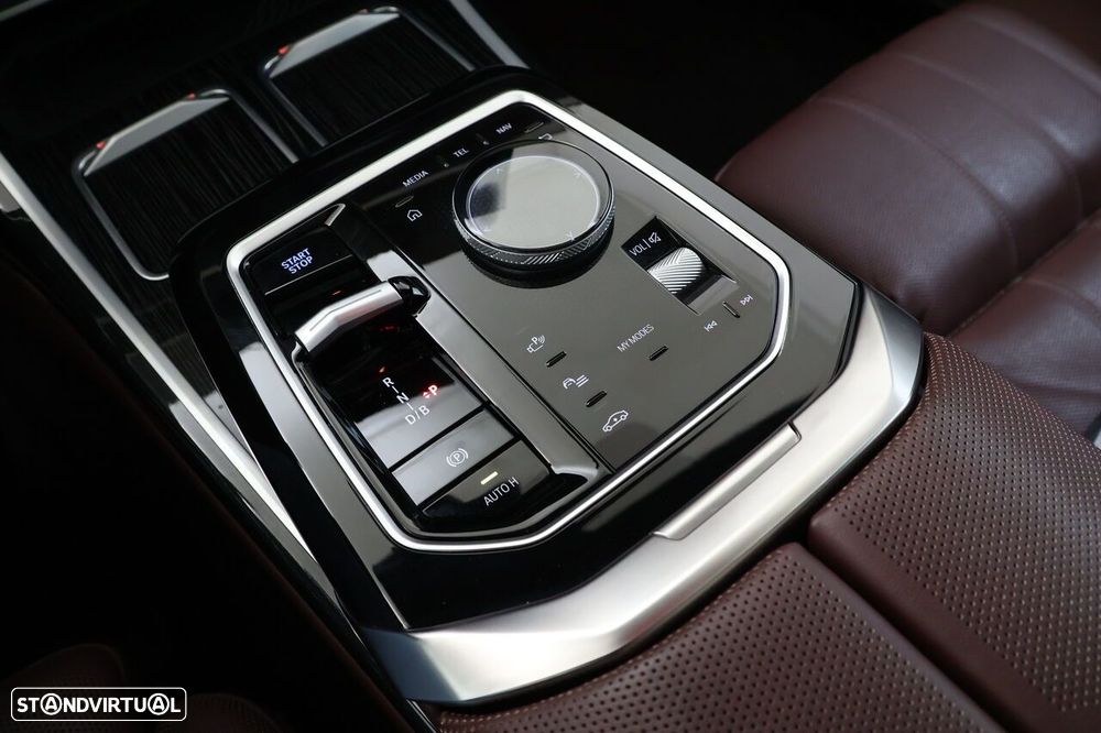 BMW i7 xDrive60 Pack Desportivo M - 32