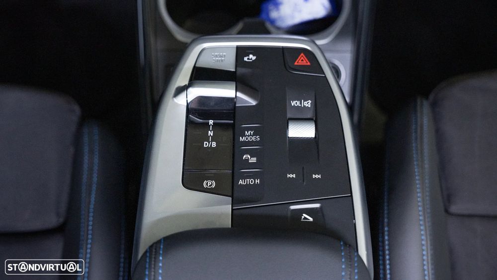 BMW iX2 eDrive20 Pack Desportivo M - 15