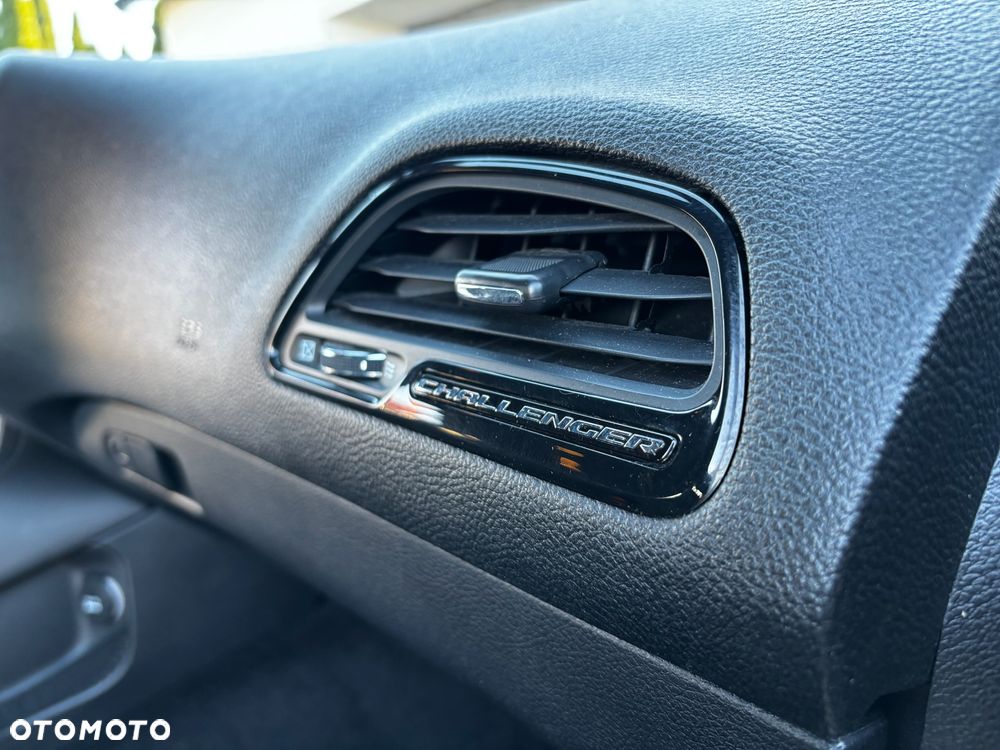 Dodge Challenger - 28