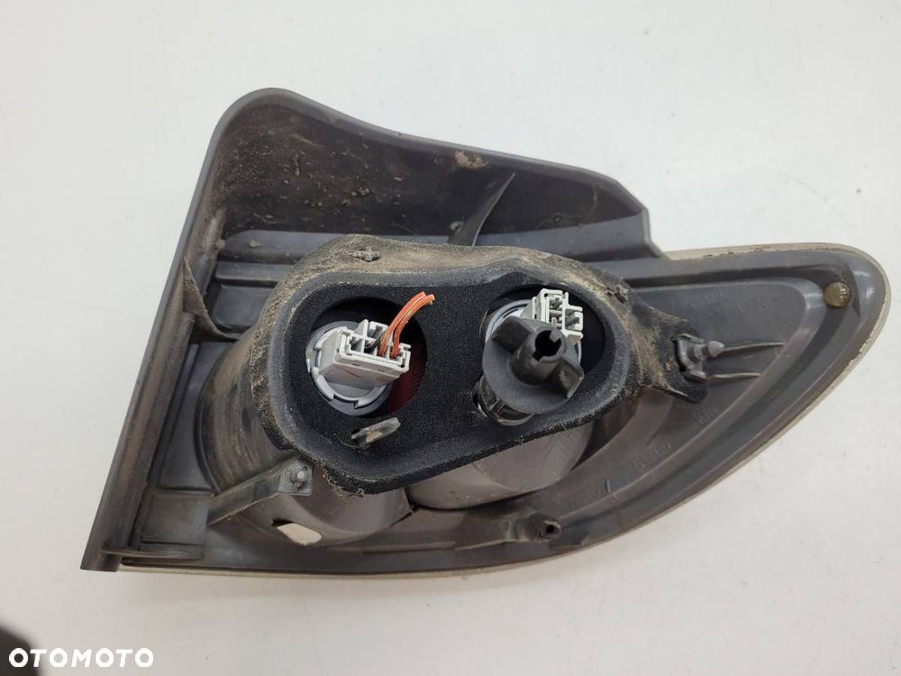 LAMPA TYŁ LEWA MAZDA 2 DY BIAŁA EUROPA 6M7113405AF - 6