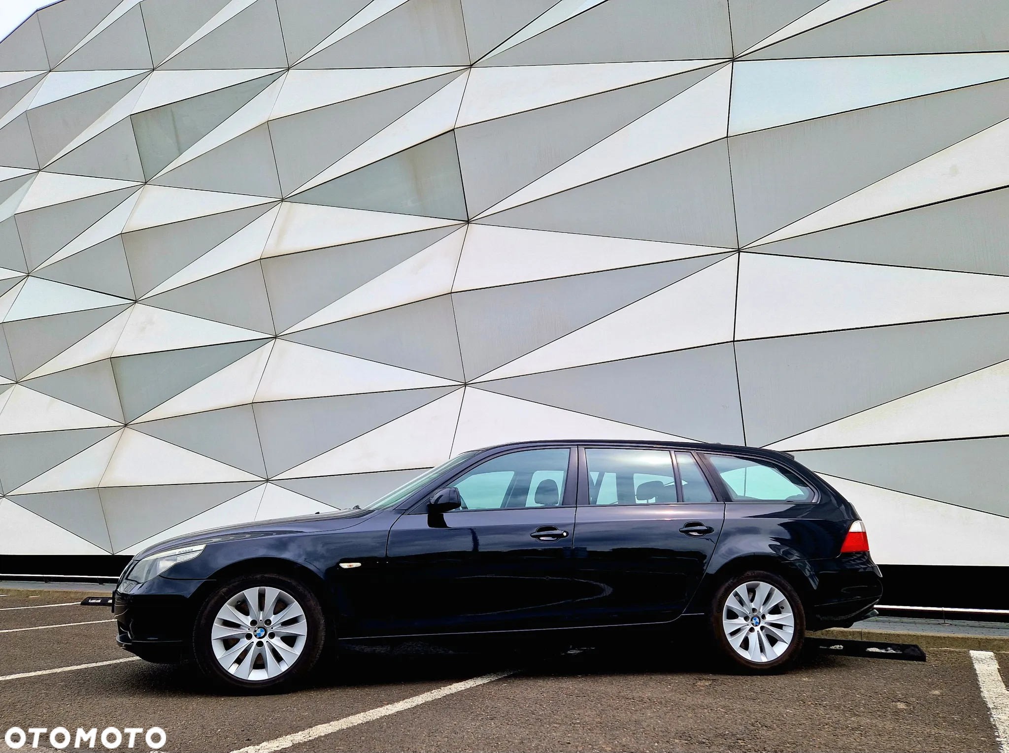 BMW Seria 5 545i - 12