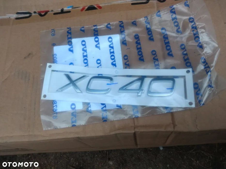 Znaczek emblemat na klapę Volvo XC-40 XC40 Napis XC-40 XC40  31457467 2017 2018 2019 2020 2021 - 1
