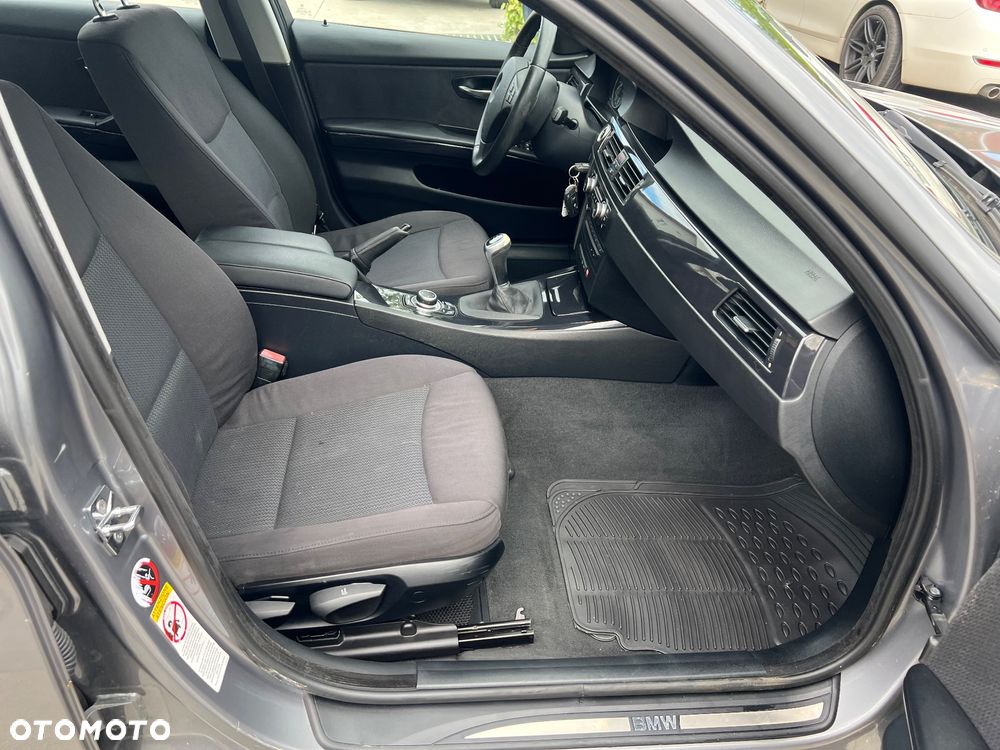 BMW Seria 3 320d xDrive - 29