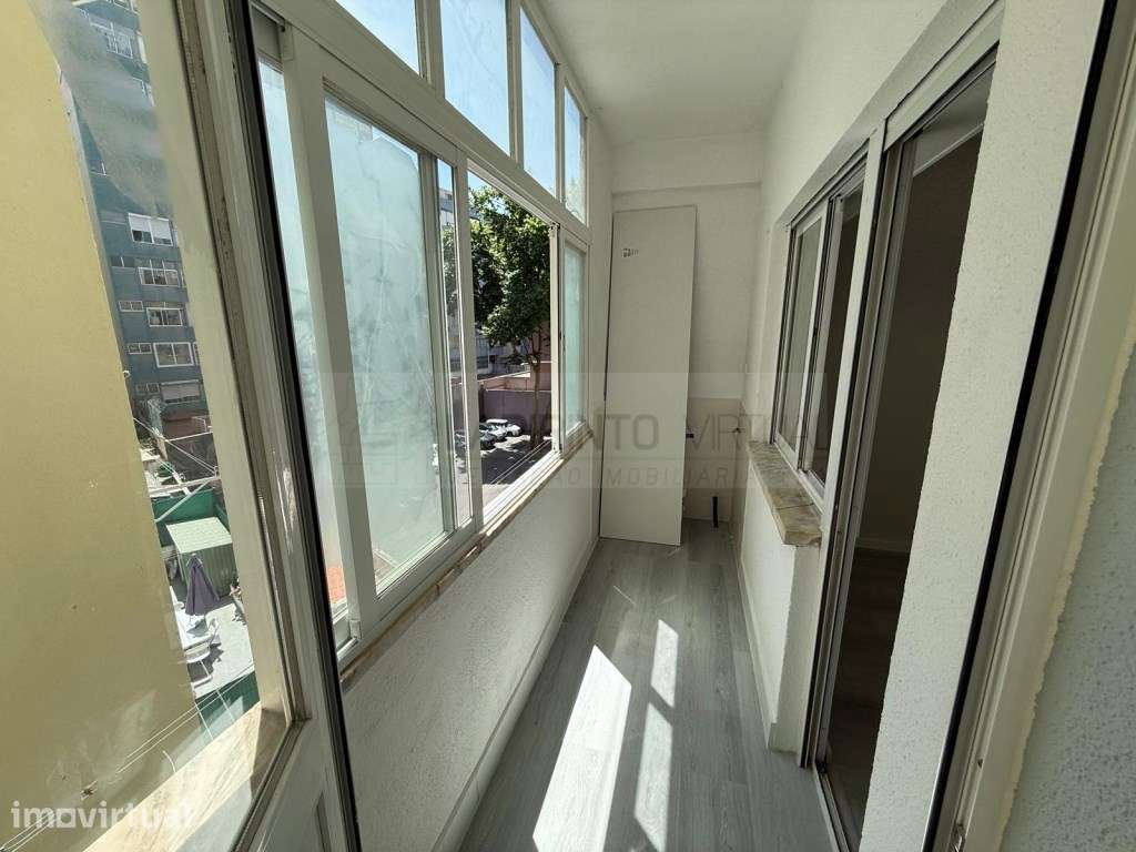 Vede-se T1 remodelado e com marquise, na Venteira - Amadora - Grande imagem: 5/9