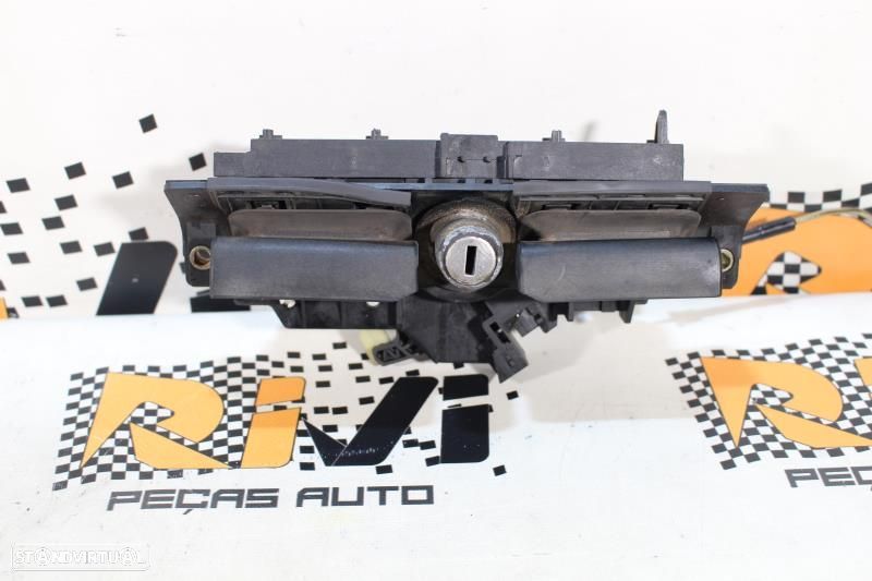 Puxador Da Tampa Da Mala Audi A3 (8L1)  8D9827565h / 8D9827565j / 4B08 - 1