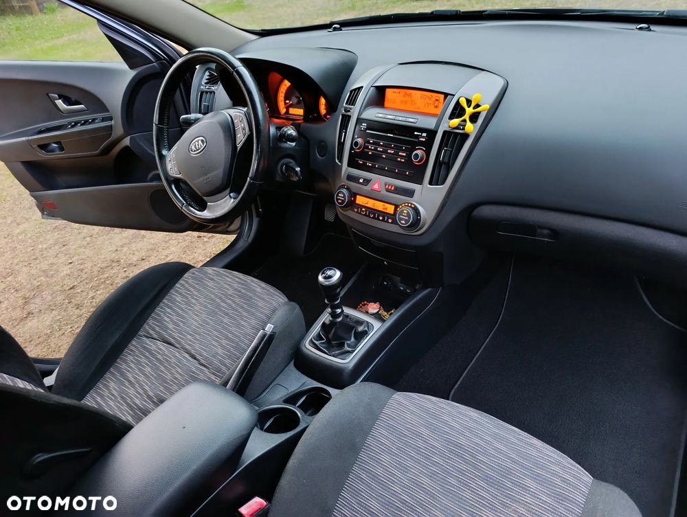 Kia Ceed - 11