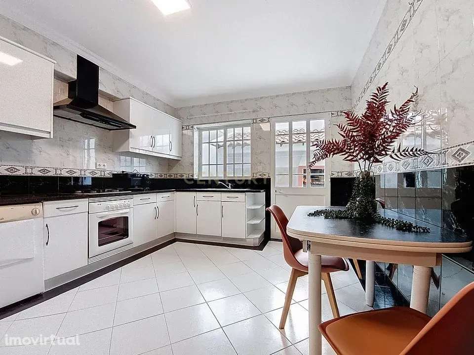 Moradia dividida em 7 apartamentos - Grande imagem: 2/33