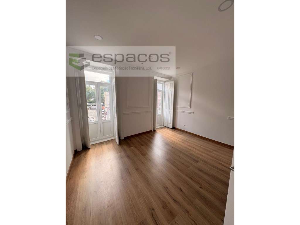 Apartamento remodelado em prédio histórico junto ao comboio - Grande imagem: 5/21
