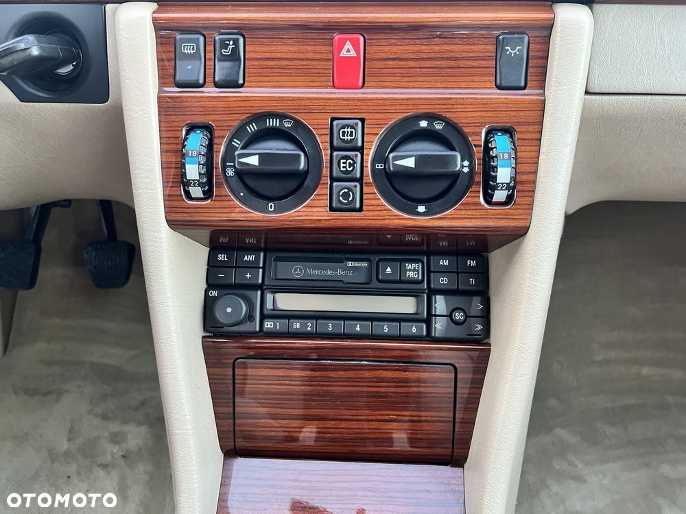 Mercedes-Benz Klasa E 260 - 29