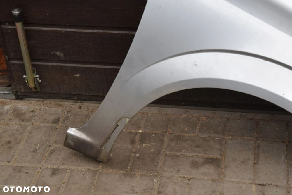 Opel Zafira B 05-14 Błotnik prawy przód srebrny Z157 bez korozji , do malowania - 4