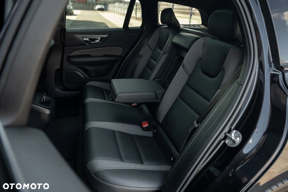 Volvo V60 B4 B DKG Ultimate Dark - 34