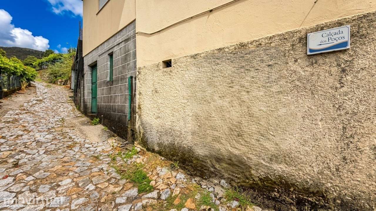 TERRENO URBANIZAVÉL com 1.200m2 com um ESPIGUEIRO e uma EDIFICAÇÃO - Grande imagem: 4/52