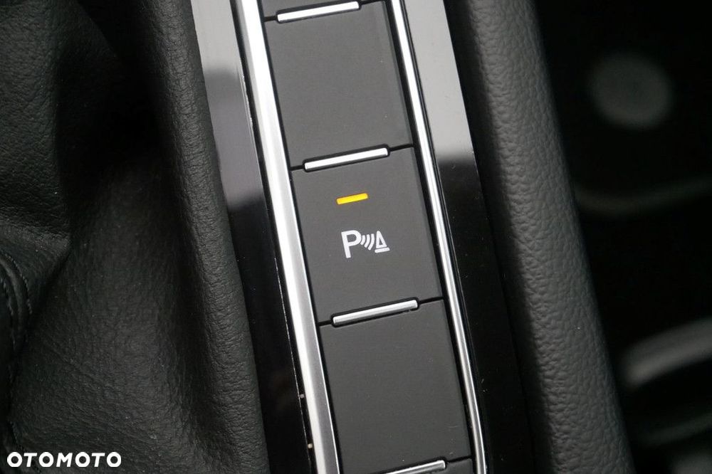 Volkswagen Passat Variant 2.0 TDI Business DSG - 18