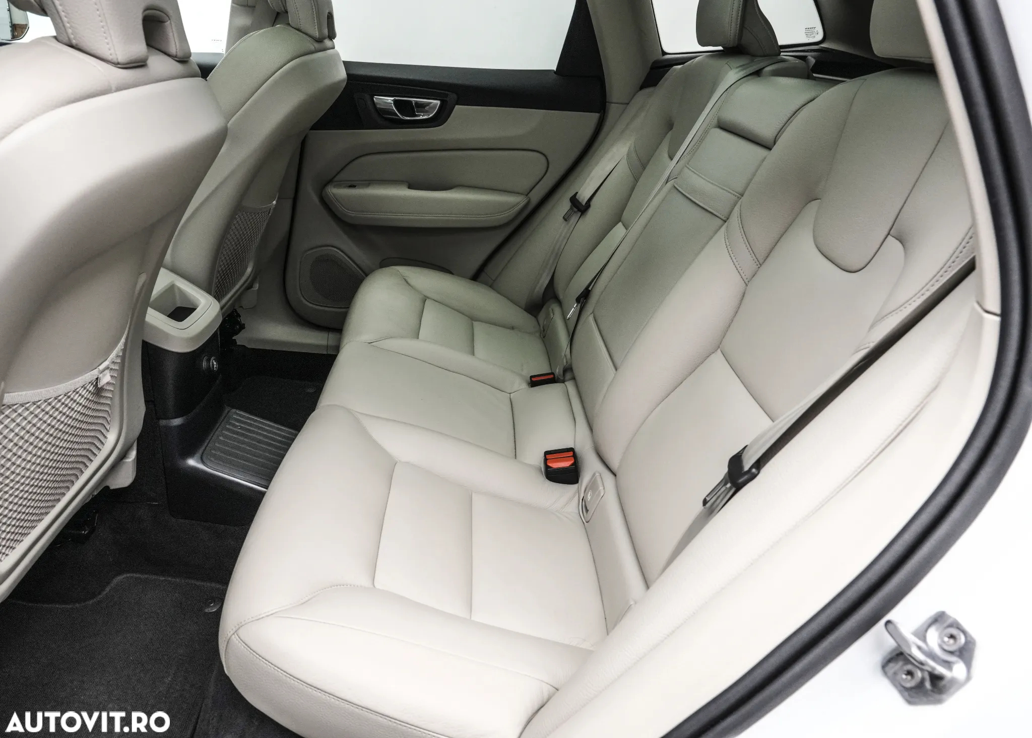 Volvo XC 60 T8 Twin Engine AWD Momentum Pro - 16