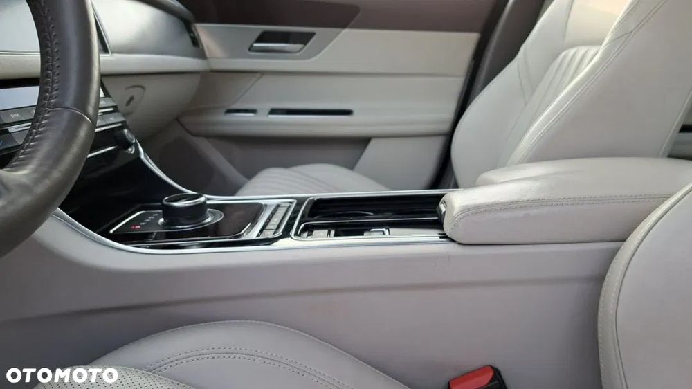 Jaguar XF 2.0 T R-Sport - 12