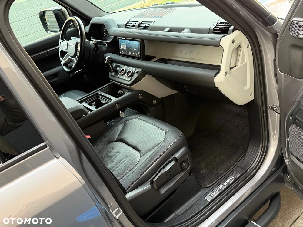 Land Rover Defender 110 D250 X-Dynamic S - 25