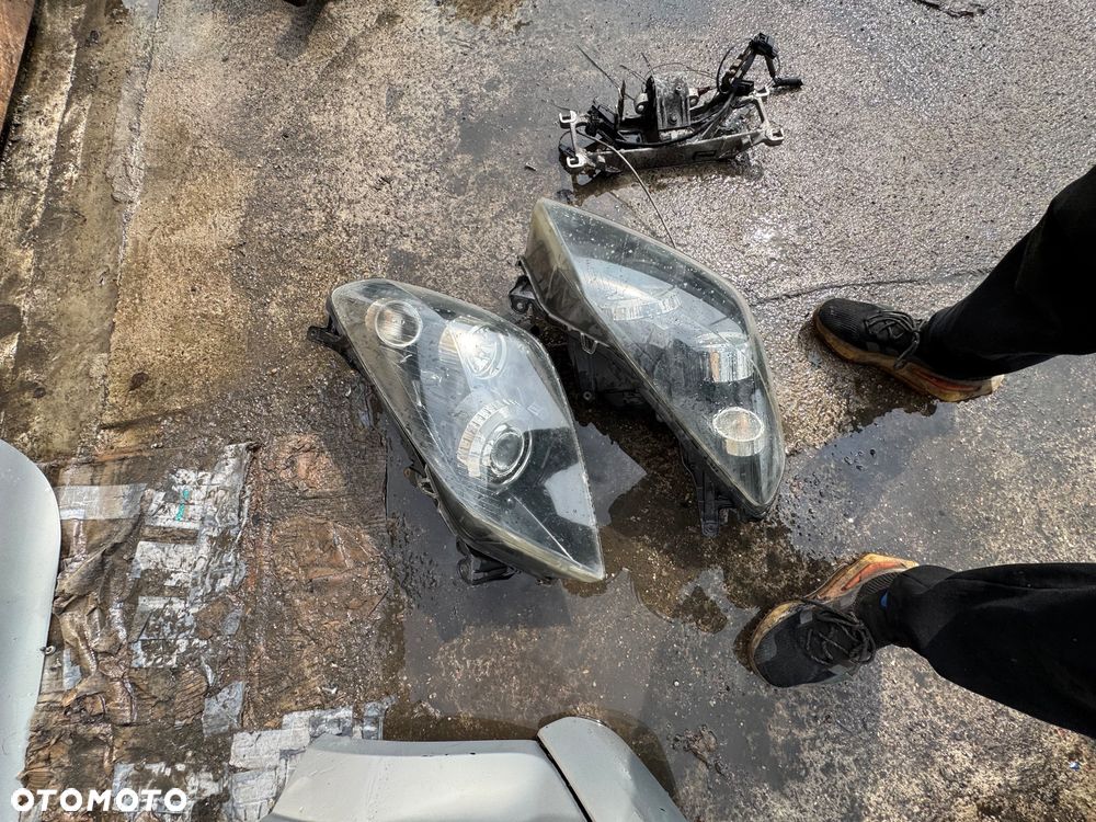 Opel astra H z157 szary srebrny  maska    Lampy przód przednie bi xenon kompletne 400sztuka prawa lewa   Klapa tył tylnia gtc 3 drzwi Coupe 300zl   Zderzak tył tylni opc 300zl   Drzwi przód przednie prawe lewe 300sztuka   Lusterko prawe lewe 100zl sztuka   Lampy tył tylne prawa lewe 100szt  Maska 300zl   Pas przedni 1.9 diesel kompletny z chłodnicami wentylatorami 450 zł   Grill -150 zł   Belka przód 100zl   Zderzak przedni 250 zł   Szybka wysyłka - 12