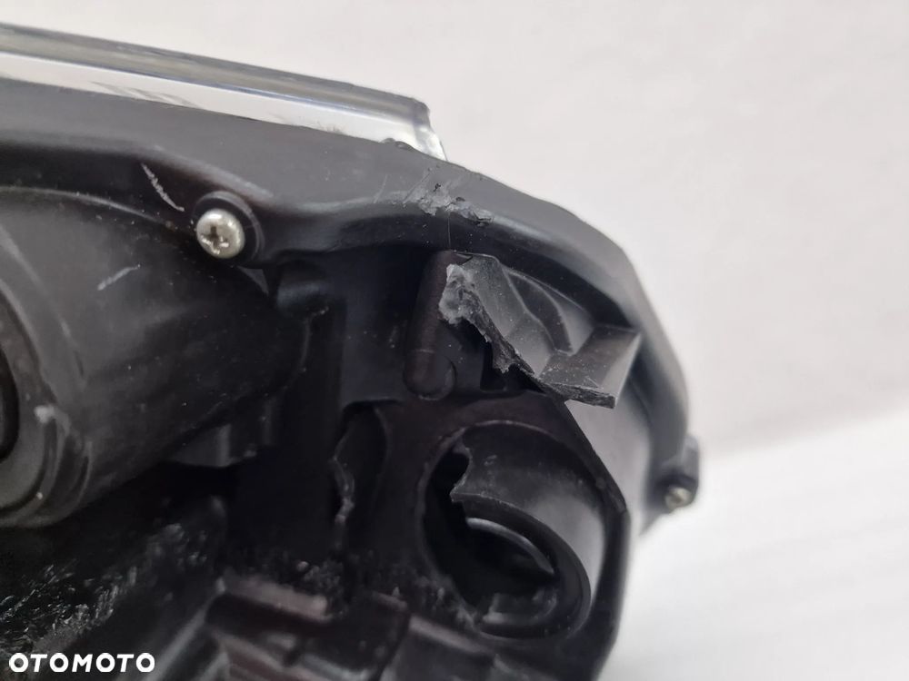 TOYOTA AVENSIS T27 LIFT 12- PRAWA LAMPA PRZEDNIA PRZÓD XENON , NR KOITO 05-28 , NR AUKCJI LPP53 - 19