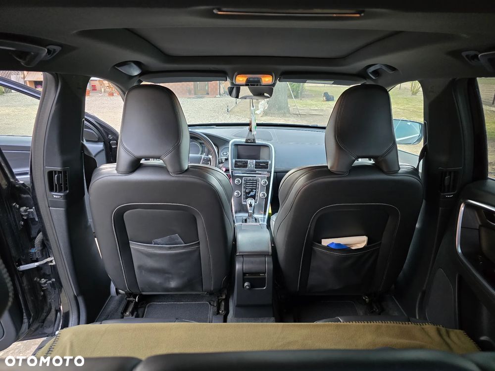 Volvo XC 60 D5 AWD R-Design Momentum - 13