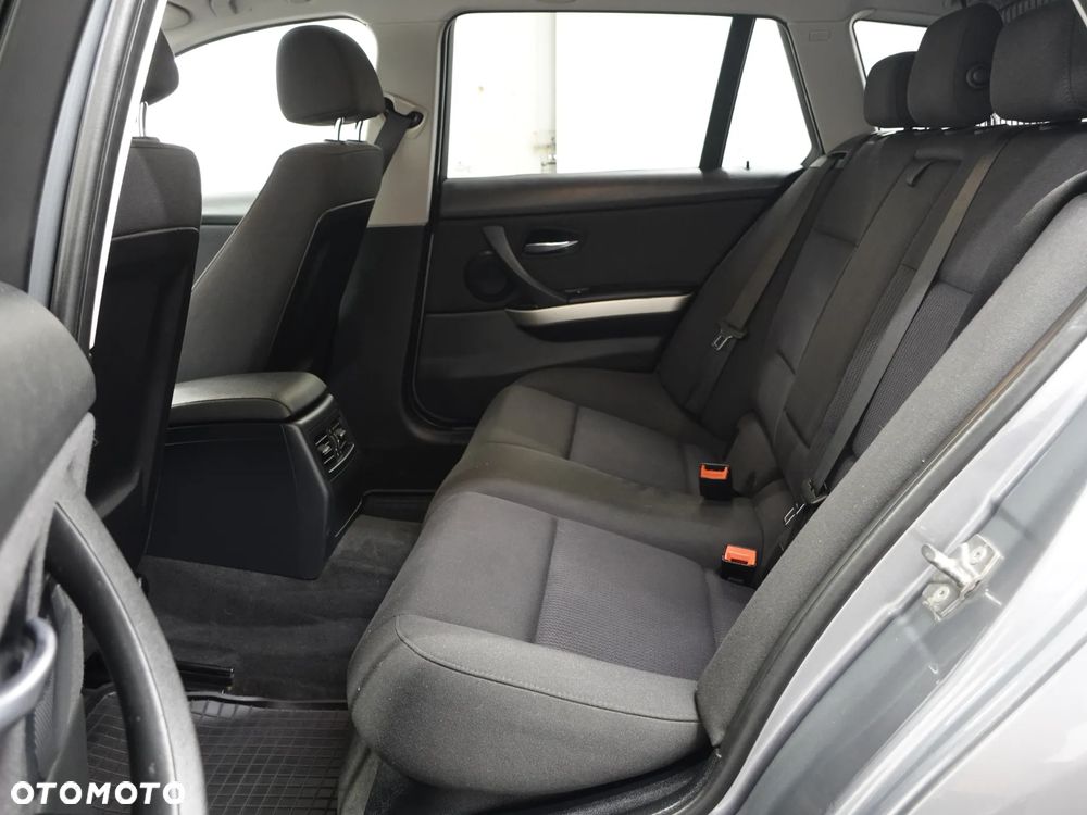 BMW Seria 3 320d xDrive DPF - 22