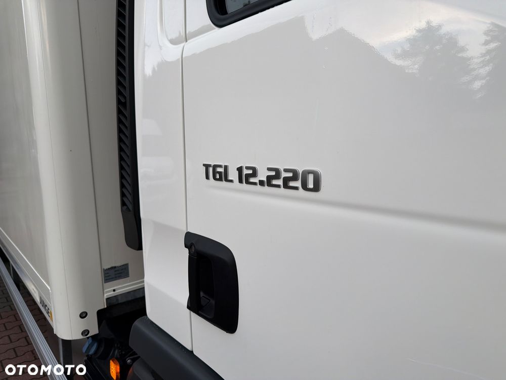 MAN 12.220 MANUAL / IZOTERMA CHŁODNIA / AGREGAT HWASUNG 500 -20 / +20 STOPNI / WINDA 1.5 TONY / STAN WZOROWY JAK NOWY / DUŻA PAKA / MAŁY PRZEBIEG - 12