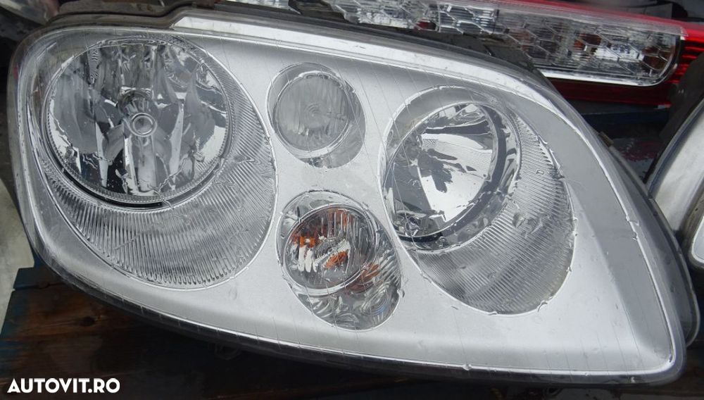 Far dreapta Volkswagen Touran din 2003 volan pe stanga - 1