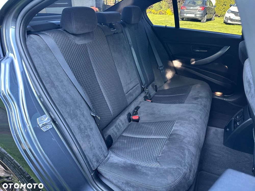BMW Seria 3 328i Sport-Aut Sport Line - 38