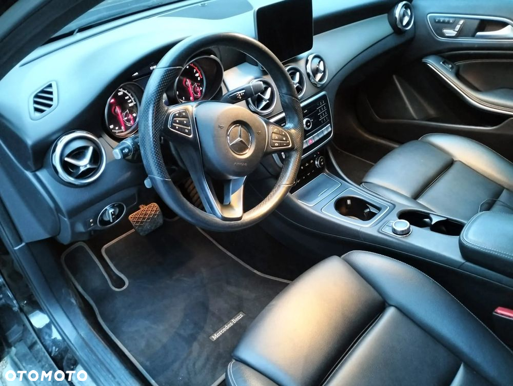 Mercedes-Benz GLA 250 4-Matic AMG Line - 11