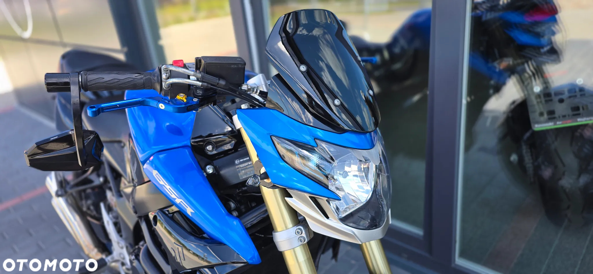 Suzuki GSR - 8