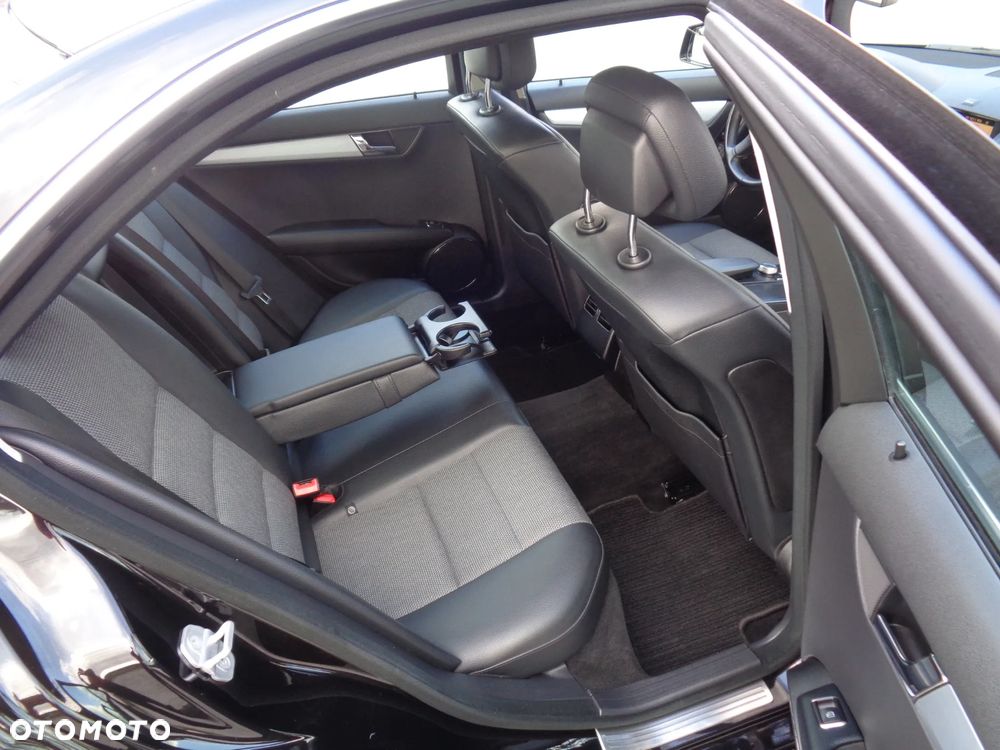 Mercedes-Benz Klasa C 180 CGI BlueEFFICIENCY Avantgarde - 6