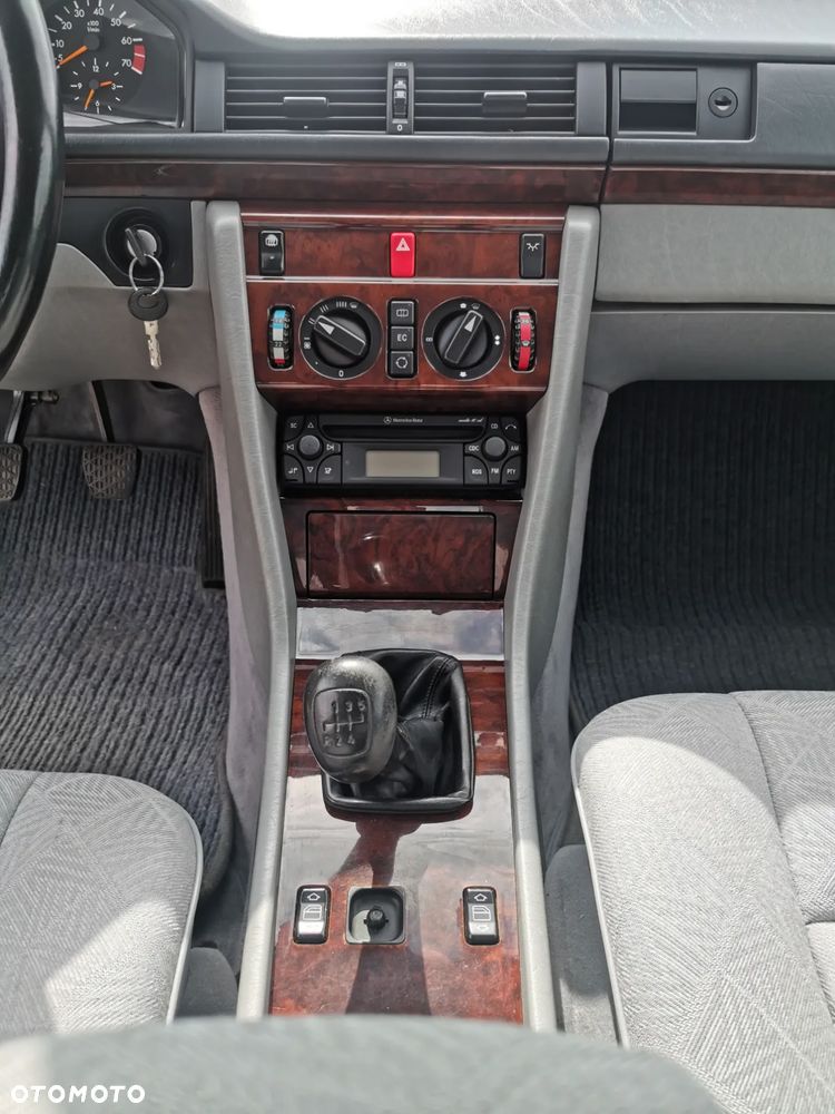 Mercedes-Benz Klasa E 220 - 12