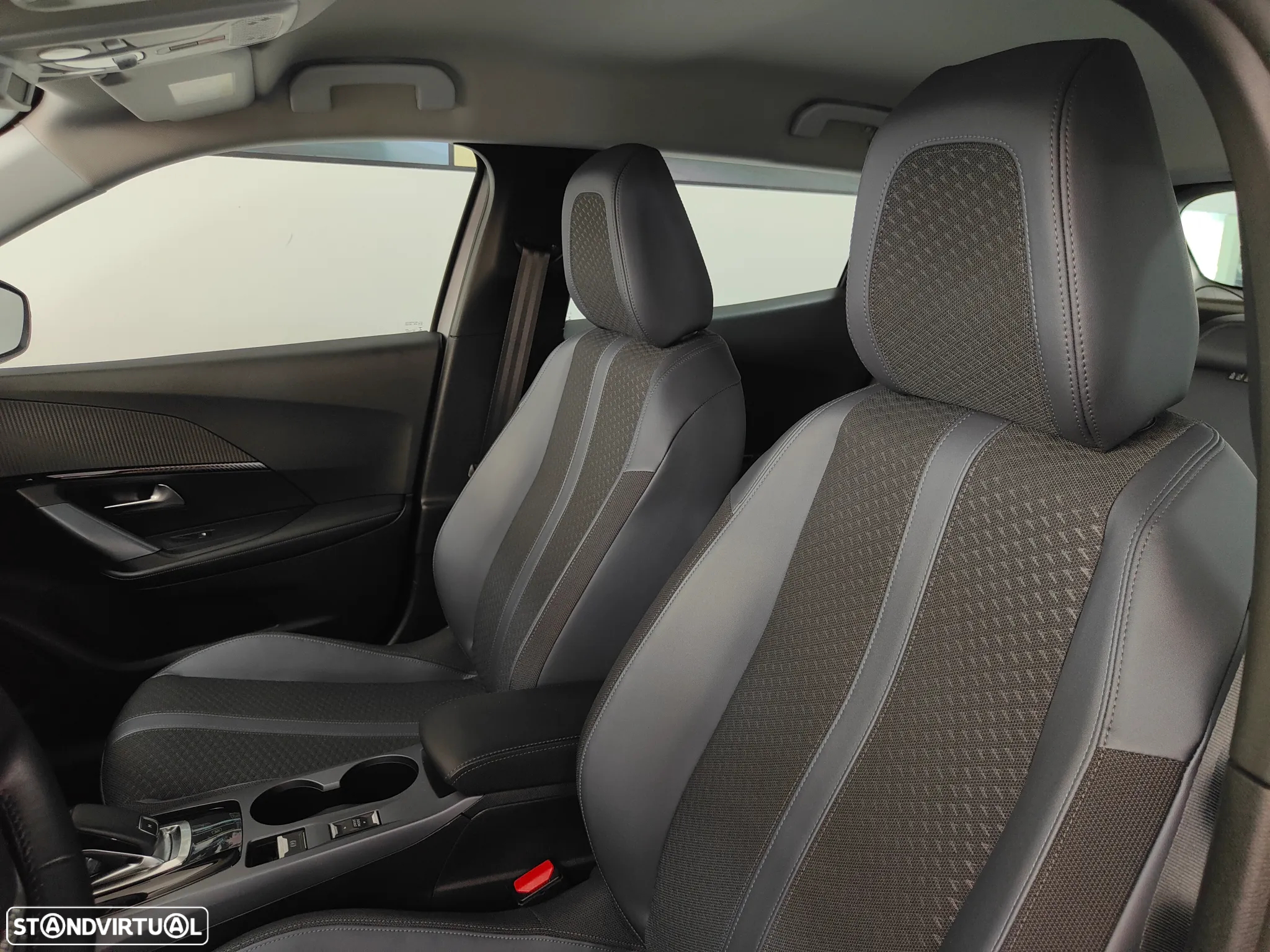 Peugeot 2008 1.2 PureTech Allure EAT8 - 34
