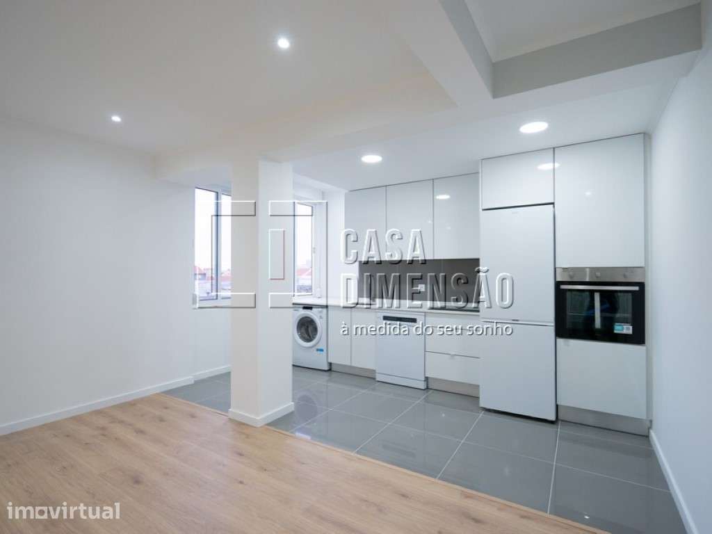Apartamento T2, em fase de remodelação, com varanda, na Amadora. Um... - Grande imagem: 4/26