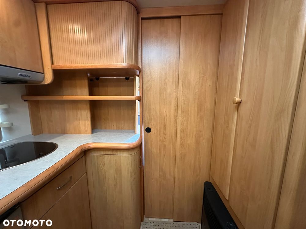 Hobby 460 UFE z markizą pompowaną i bagażnikiem rowerowym. - 30