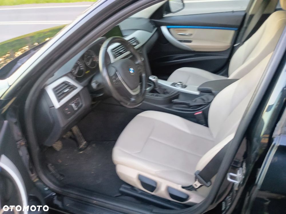 BMW Seria 3 320d Luxury Line - 13