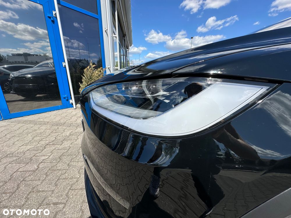 Tesla Model X - 12
