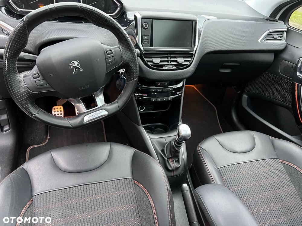 Peugeot 208 - 8