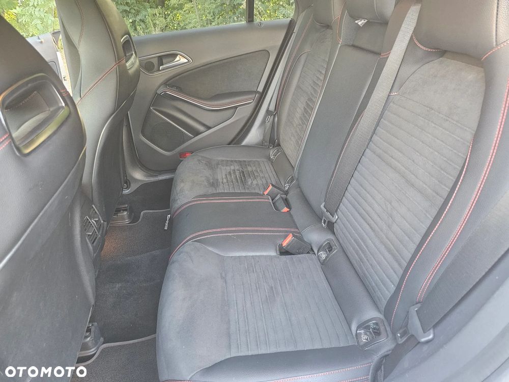 Mercedes-Benz CLA 220 4-Matic AMG Line - 28