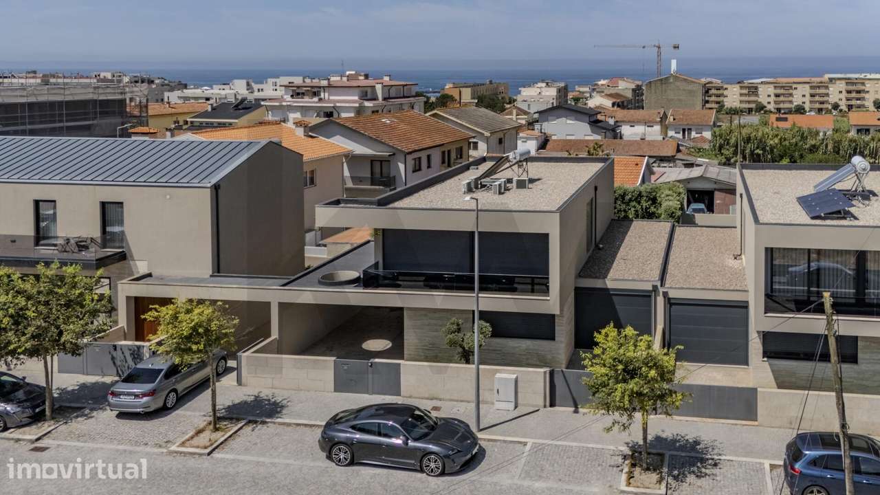 Moradia T4 em Mindelo: Luxo, 4 Suítes e Piscina Aquecida perto do Mar - Grande imagem: 2/29