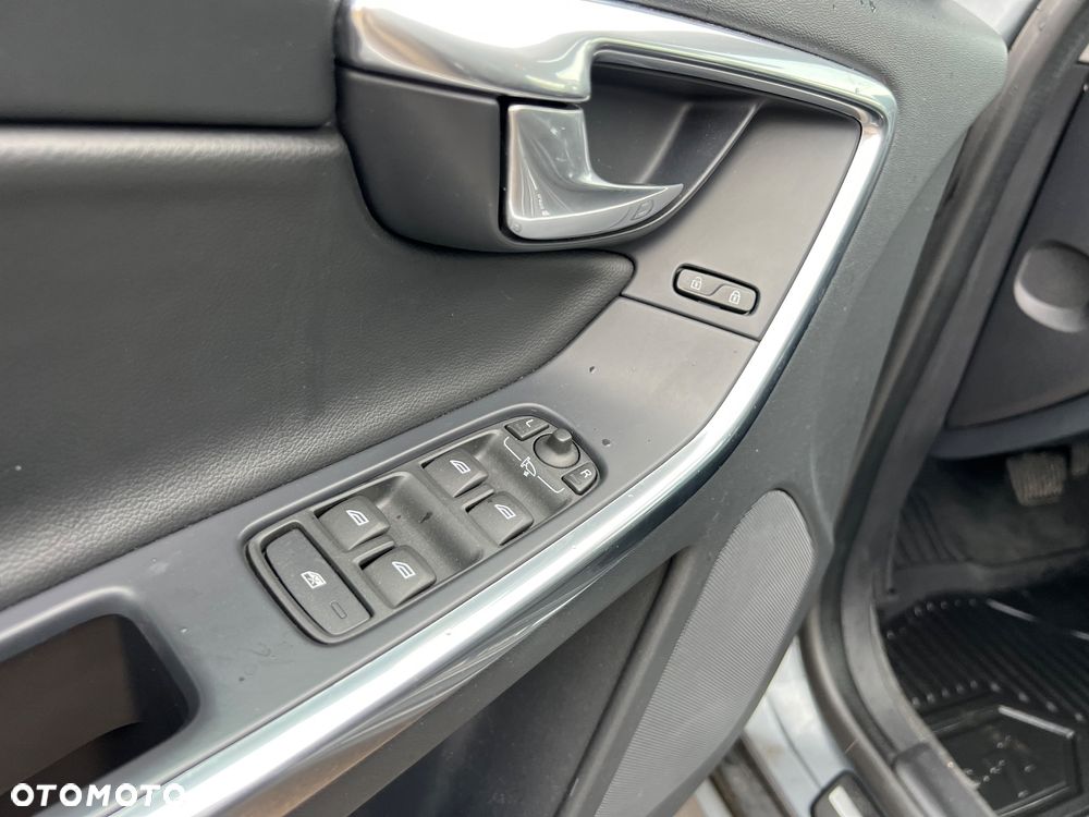 Volvo XC 60 D5 AWD Momentum - 12